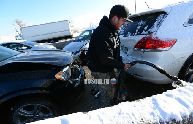 Около 40 автомобилей столкнулись из-за снегопада в Колорадо