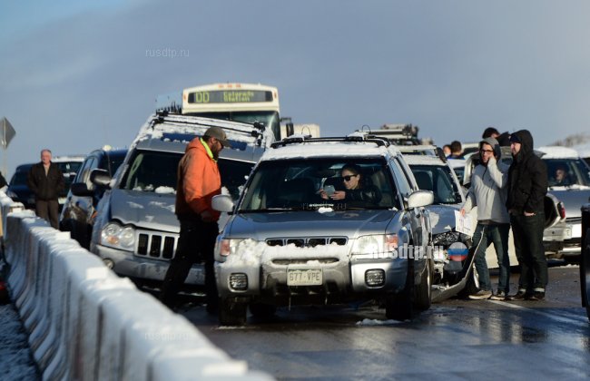 Около 40 автомобилей столкнулись из-за снегопада в Колорадо