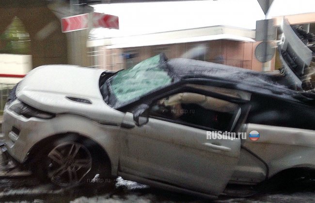 Появилось видео падения автомобиля с эстакады в Сочи
