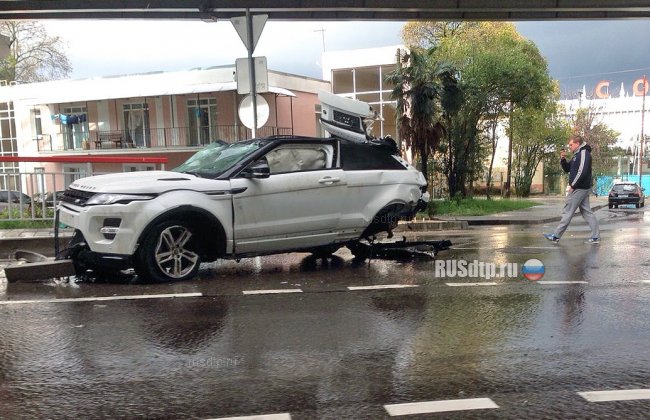 Появилось видео падения автомобиля с эстакады в Сочи