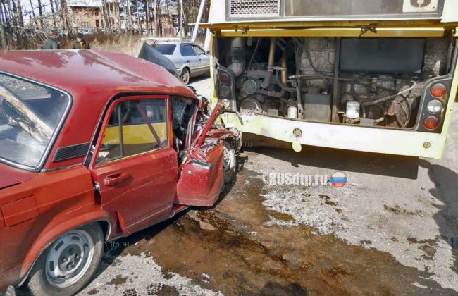В Мариинске водитель «Жигулей» погиб, врезавшись в автобус