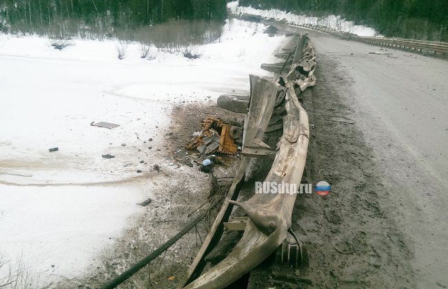 В Пермском крае грузовик упал с моста в реку