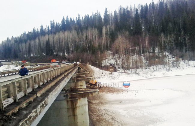 В Пермском крае грузовик упал с моста в реку