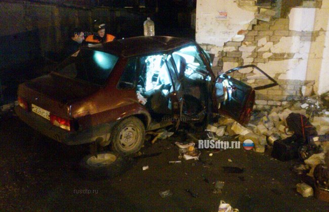 В Саратове водитель автомобиля врезался в здание, уходя от погони полиции