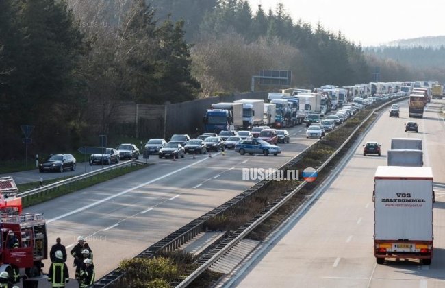Грузовики смяли автодом на трассе в Германии. Погибла женщина