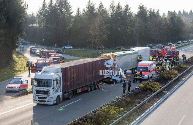Грузовики смяли автодом на трассе в Германии. Погибла женщина