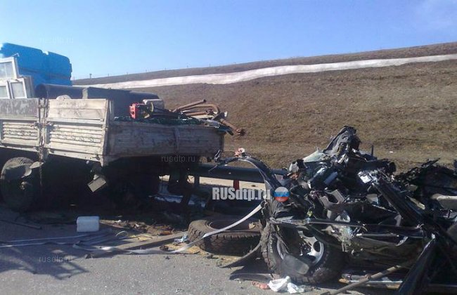 В Тульской области «Mitsubishi» врезался в стоящий КАМАЗ. Трое погибли