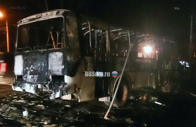 В Воронеже автобус сгорел после столкновения с легковушкой