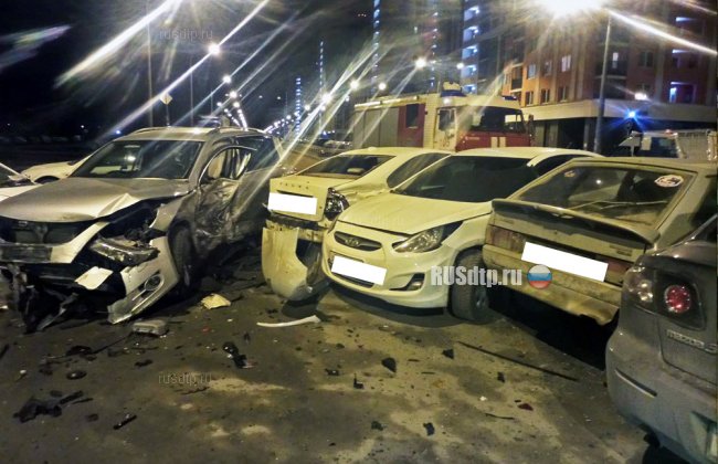В Екатеринбурге водитель разбил 6 припаркованных машин и погиб