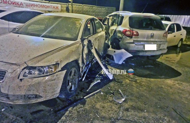В Екатеринбурге водитель разбил 6 припаркованных машин и погиб