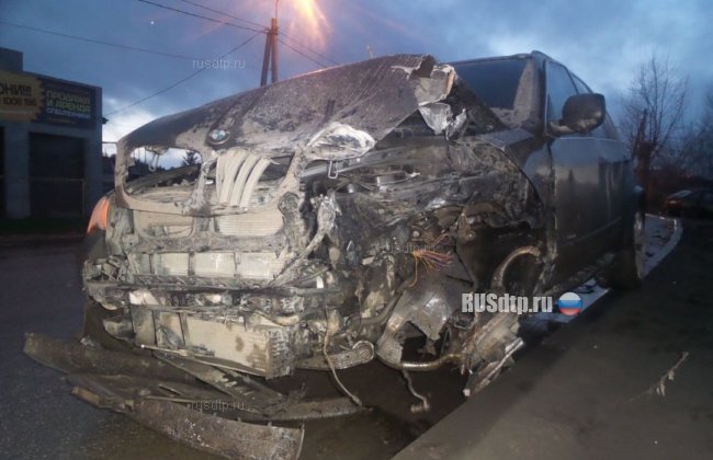 «BMW» и «Лада» столкнулись в Екатеринбурге. Двое в реанимации