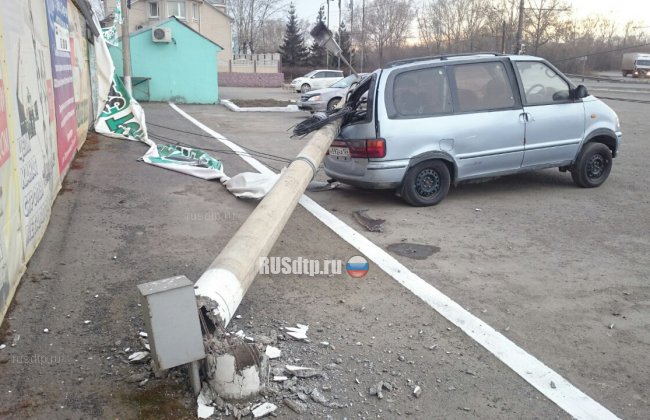В Красноярске ураганный ветер ломал деревья и сносил крыши с домов