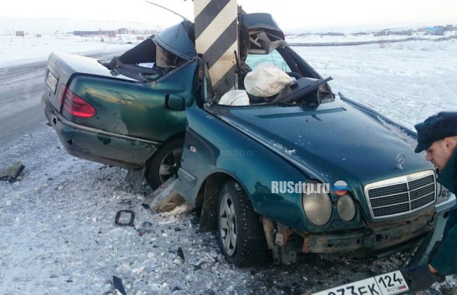 «Мерседес» врезался в столб на автодороге Норильск – Кайеркан