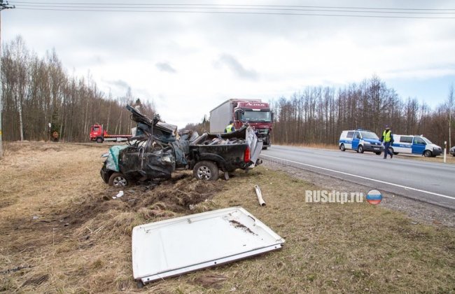 Грузовик уничтожил Toyota Hilux на эстонско-латвийской границе