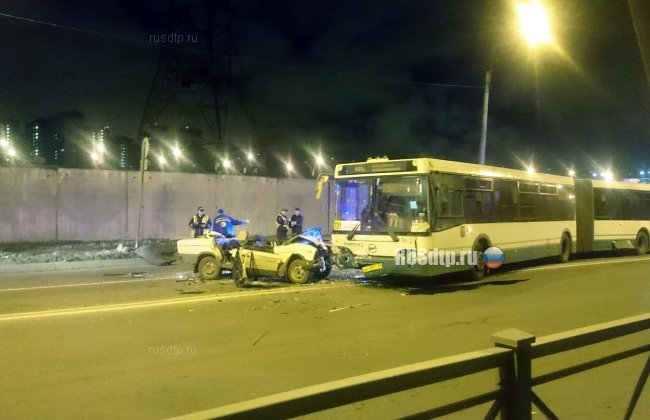 В Петербурге в ДТП с автобусом погиб пассажир легкового автомобиля