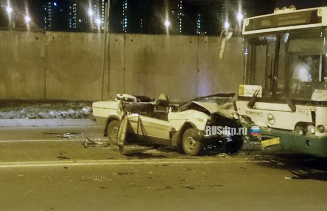 В Петербурге в ДТП с автобусом погиб пассажир легкового автомобиля