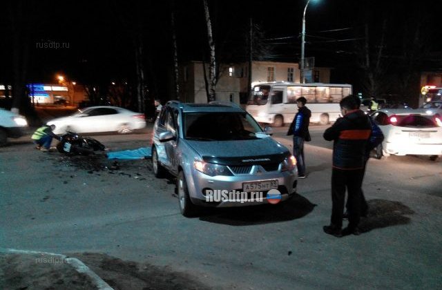 Видео столкновения автомобиля с мотоциклом в Твери