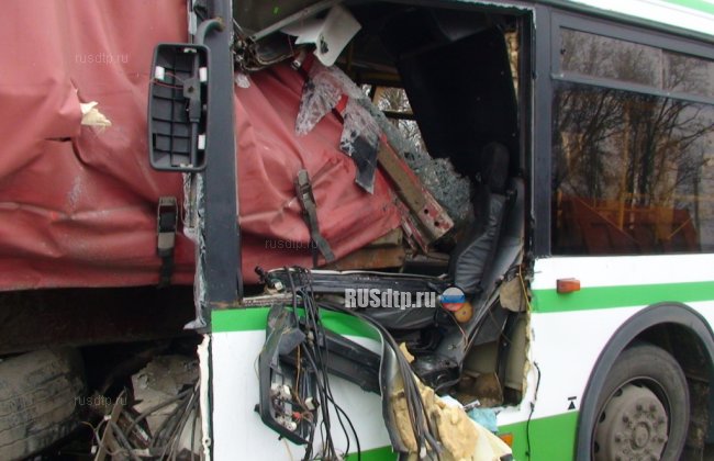 Под Белгородом 22-летний водитель автобуса уснул за рулем и врезался в фуру