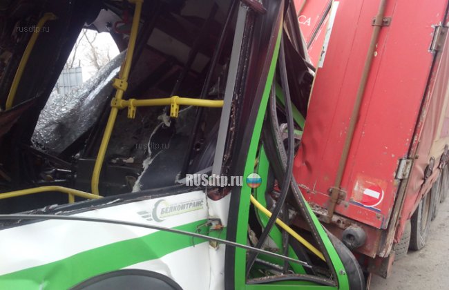 Под Белгородом 22-летний водитель автобуса уснул за рулем и врезался в фуру