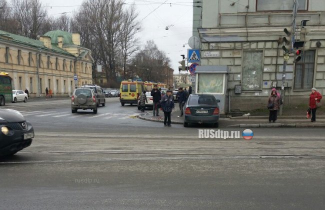 В Петербурге иномарка врезалась в толпу пешеходов