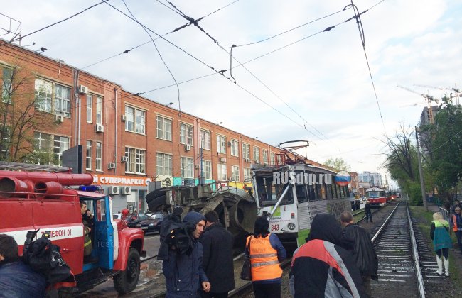 В Краснодаре бетономешалка опрокинулась на трамвай