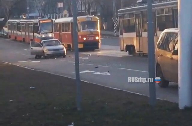 На улице Вавилова в Москве угонщики разбились, уходя от погони полиции