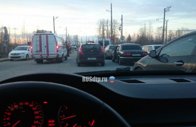 Три человека погибли при столкновении автомобиля с электричкой в Петербурге