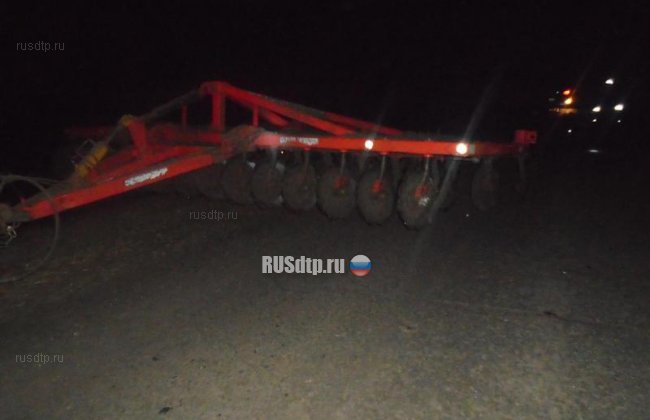 «Лада» столкнулась с трактором на ночной дороге в Рязанской области