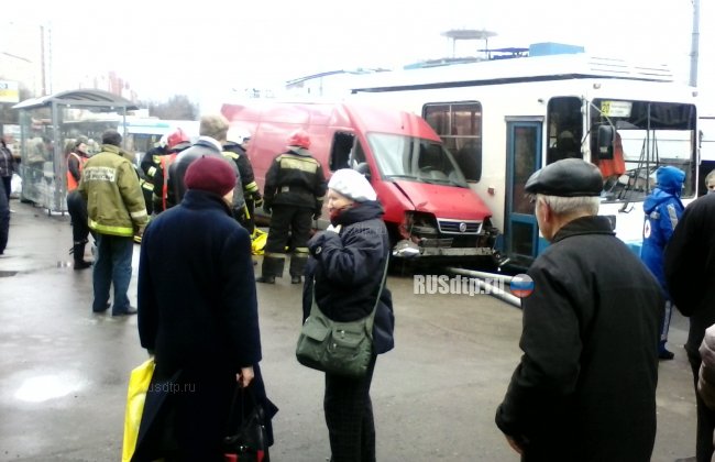 Водитель умер за рулем и врезался в остановку в Санкт-Петербурге
