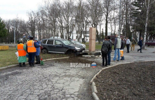 Во Владимире «Порш Кайен» уходил от погони полиции и врезался в стелу Победы