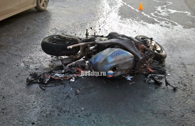 В Томске «Шкода» столкнулась с мотоциклом, который от удар загорелся