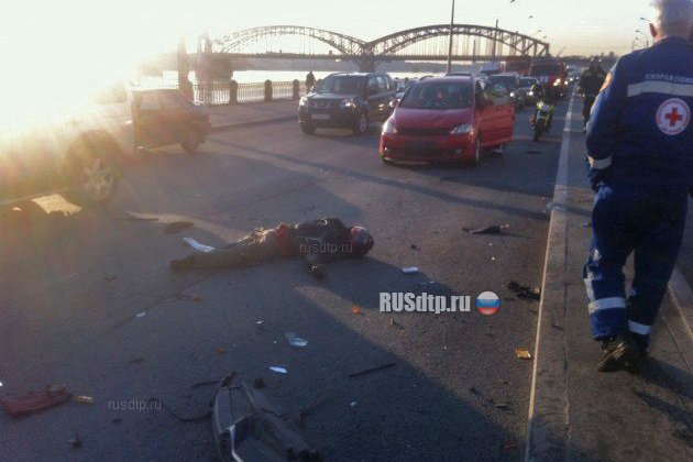 На Октябрьской набережной в Петербурге в ДТП погиб мотоциклист