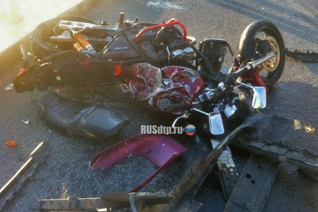 На Октябрьской набережной в Петербурге в ДТП погиб мотоциклист