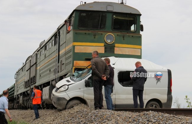 Автомобиль столкнулся с поездом на Кубани