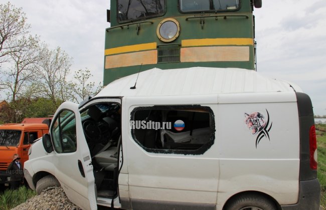 Автомобиль столкнулся с поездом на Кубани