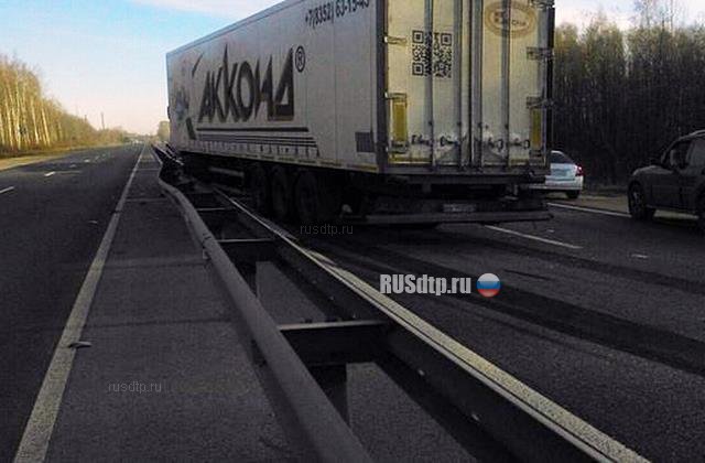 Уснувший за рулем дальнобойщик устроил массовое ДТП на трассе М-10 «Россия»