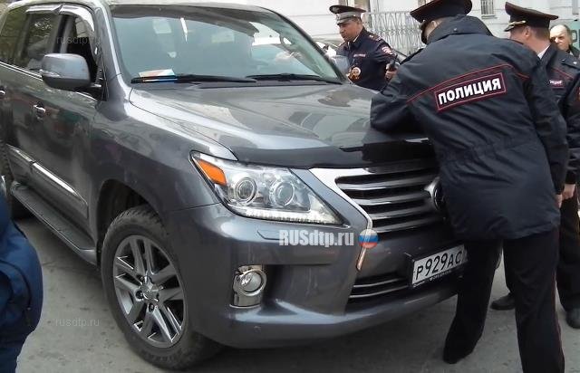 Во Владивостоке депутат на "Лексусе" пытался прорваться сквозь толпу демонстрантов