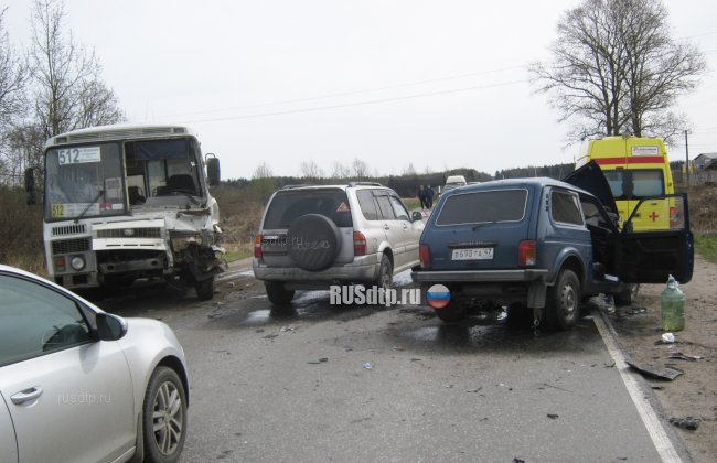 Двое погибли при столкновении автобуса с «Нивой» в Ленобласти
