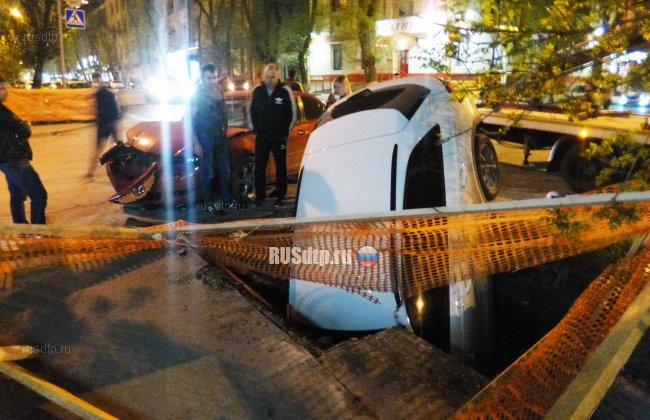В Ростове-на-Дону в результате ДТП автомобиль упал в яму