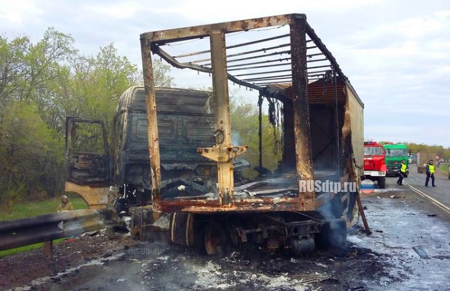 Две фуры сгорели после ДТП на трассе М-5 «Урал». Один человек погиб