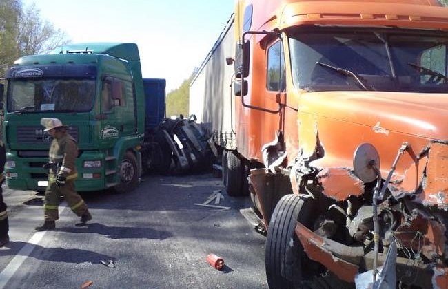 В Нижегородской области две фуры смяли «Renault Logan». Погибли 3 человека