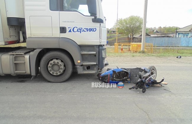 Фура и скутер столкнулись в Тюменской области