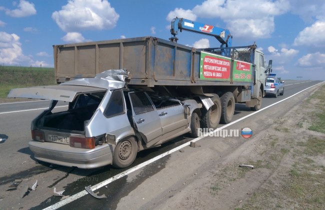 Водитель автомобиля ВАЗ-2114 погиб при столкновении с КАМАЗом в Мордовии