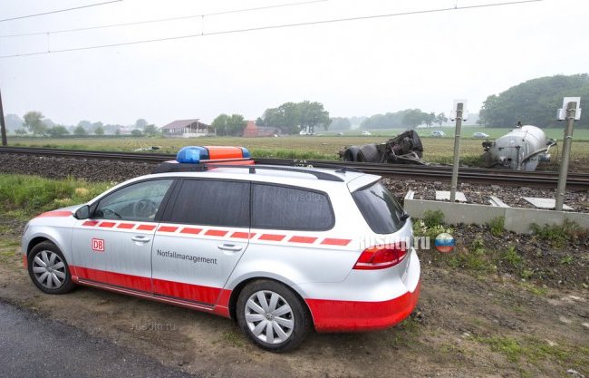 В Германии поезд столкнулся с грузовиком с навозом