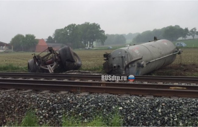 В Германии поезд столкнулся с грузовиком с навозом