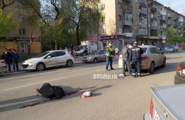 В Екатеринбурге ребенок погиб, попав под колеса двух автомобилей