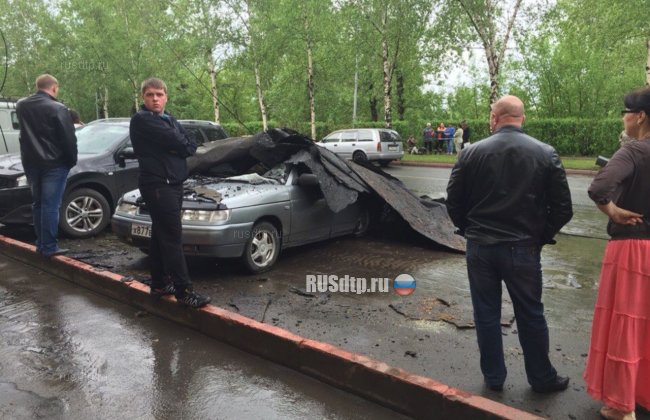 В Анжеро-Судженске упавшая кровля повредила автомобиль ВАЗ-2112