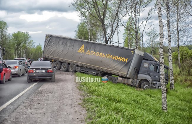 Два легковых автомобиля и фура столкнулись на трассе М-10 «Россия»