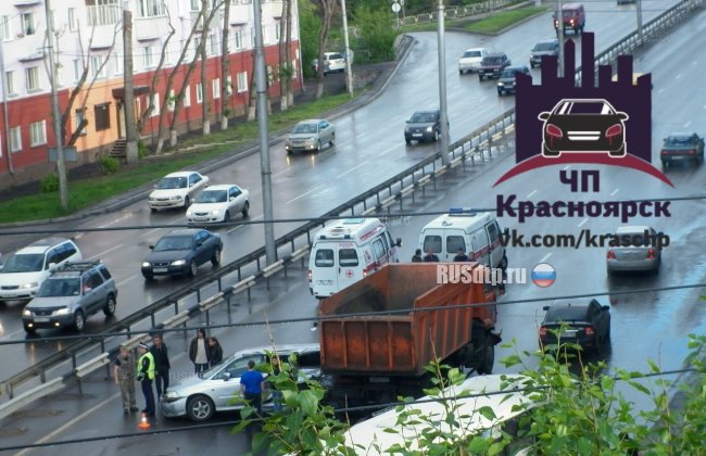 В Красноярске столкнулись легковушка и КАМАЗ