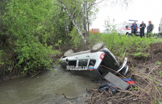 Два человека погибли в перевернувшемся автомобиле в Чусовском районе